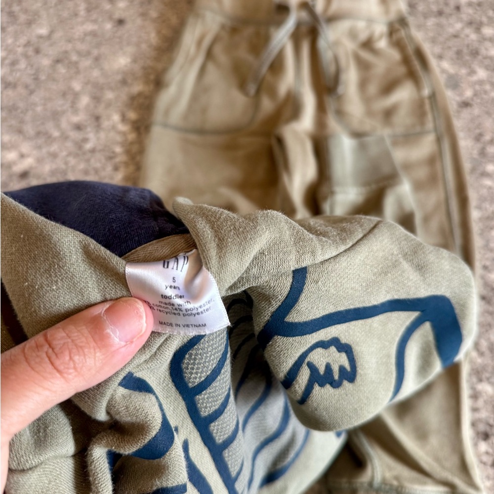 Gap l 2-Piece Set l Hoodie & Joggers l Size: 4(Pants) 5 (Hoodie) - Picture 4 of 9